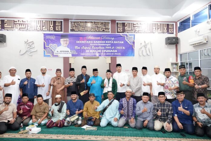 Setdako Batam Jefridin saat berada di tengah tengah jamaah Masjid Dewan Kemakmuran Masjid (DKM) Masjid Syuhada Sagulung. (Foto : muhammad amin - batamtv.com)