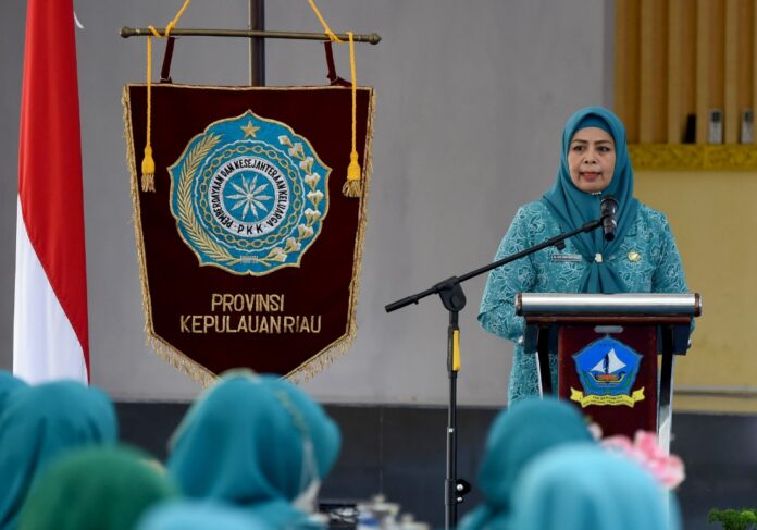 (Foto : dwi susilo - batamtv.com) Ketua TP-PKK Provinsi Kepulauan Riau Dewi Kumalasari Ansar langsung melakukan pemantauan ke lokasi dan langsung melakukan kegiatan Pembinaan dan Monitoring 10 program pokok PKK di Aula Kantor Bandar Seri Bentan, Bintan, Senin (20/3). (Foto : dwi susilo - batamtv.com)