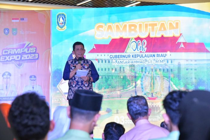 Gubernur Kepri Ansar Ahmad membuka secara resmi kegiatan Kampus Expo 2023, yang disejalankan dengan Launching Beasiswa dan Biaya Pendidikan Jenjang Pendidikan Tinggi Dalam Negeri, bertempat di Atrium One Mall Batam, Jum’at (3/3). (Foto : muhammad amin - batamtv.com)
