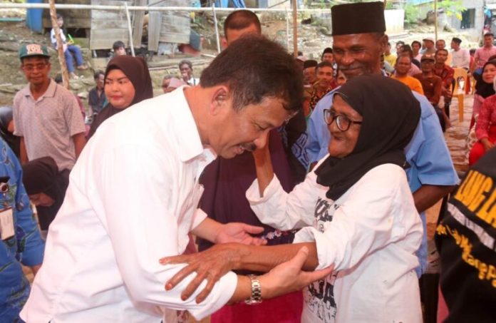( Foto: abyaqsa ramadan - batamtv.com) Walikota Batam, HM Rudi saat hadir di tiga pulau di Kecamatan Galang untuk mengobati bersilaturahmi pada Kamis (2/3/2023). )( Foto: abyaqsa ramadan - batamtv.com)