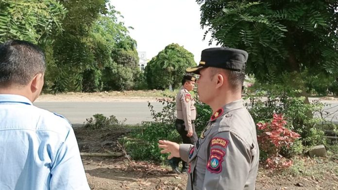 Kapolsek Sekupang Kompol Z.A.Cristopher Tamba saat berada di lokasi u-turn yang ditutup serta jalan tikus di Tiban Kampung, Tiban Lama, Kecamatan Sekupang, Kota Batam, Kamis (2/3/2023). (Foto : abyaqsa ramadan - batamtv.com)