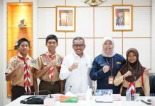 read news – Jefridin Gelar Rapat Penilaian Standarisasi dan Sertifikasi RBA Kota Batam Sekretaris Daerah (Sekda) Jefridin (tengah, kemeja putih) dalam rapat penilaian standarisasi dan sertifikasi RBA Kota Batam di Ruang rapat Sekda Lt. II, Rabu, (8/8/2023). (Foto : muhammad amin - batamtv.com)