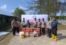 read news – Korban Banjir dan Longsor Srasan Terima Bantuan Penyerahan bantuan kemanusiaan dari Kapolri dan Ketua Umum Bhayangkari dibagikan kepada korban banjir dan tanah longsor Serasan Kabupaten Natuna, Rabu (15/3/2023). (Fot : abdi perdana - batamtv.com)