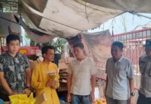 read news – Masuki Ramadan, Dinas KUPP Bintan Siap-siap Penuhi Stok Migor Kepala DKUPP Bintan Asy Syukri, Jum’at (17/3) siang saat melakukan pengawasan penjualan Minyakkita di pasar Tanjunguban. (Fopto : abdi perdana - batamtv.com)