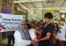 read news – Panti Asuhan di Galang Dapat Bantuan Sembako Ketua IJTI Kepri , Oca menyerahkan secara simbolis bantuan sembako ke pengurus panti asuhan di Pulau Galang, Kamis (18/3/2023) (Foto : abyaqsa ramadan - batamtv.com)