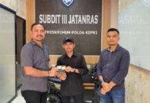 reda news – Polisi Kembalikan Sepeda Motor ke Pemiliknya Ardiansyah, korban opencurian motor , menerima motor nya dari polisi. Motornya sempat hilang selama dua bulan. (Foto : muhammad amin - batamtv.com)