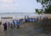 read news – Lahan Kosong di Kampung Terih Nongsa Ditanami Mangrove Personil Lanud Hang Nadim Batam melakukan penanaman mangrove di Pantai Terih Nongsa Kota Batam, Kamis (17/3/2023) (Foto : muhammad amin - batamtv.com)