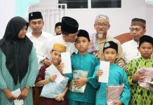 read news – Amsakar Achmad Hadiri Penyaluran Santunan Yatim Piatu Warga Cipta Regency Wakil Walikota Batam Amsakar Achmad hadiri silaturahmi peringatan Malam Nisfu Syaban dan Doa Arwah di Masjid As Salam Perumahan Cipta Regency, Belian, Sabtu (11/3/2023) malam. ( Foto : muhammad amin - batamtv.com)