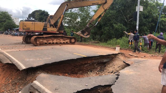 Alat berat yang tengah melakukan penutupan lubang bekas amblesan jalan di Galang yang putus, Kamis (2/3/2023) (Foto : muhammad amin - batamtv.com)
