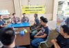 read news – Waspadai Ancaman Cuaca Buruk, Banjir, hingga Tanah Longsor di Batam Kapolsek Bengkong Iptu Muhammad Rizqy (depan kiri nomor 2) saat bertemu sejumlah tokoh pemuda, agama dan adat di Kelurahan Tanjung Buntung, Batam, Provinsi Kepulauan Riau (Kepri), Jumat (3/3/2023). (Foto : muhammad amin - batamtv.com)