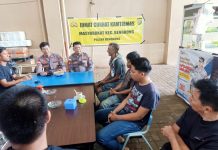 read news – Waspadai Ancaman Cuaca Buruk, Banjir, hingga Tanah Longsor di Batam Kapolsek Bengkong Iptu Muhammad Rizqy (depan kiri nomor 2) saat bertemu sejumlah tokoh pemuda, agama dan adat di Kelurahan Tanjung Buntung, Batam, Provinsi Kepulauan Riau (Kepri), Jumat (3/3/2023). (Foto : muhammad amin - batamtv.com)