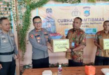 read news – Porter dan Sekuriti di Pelabuhan Nongsa Pura dapat Bantuan Sosial dari KKP Kapolsek KKP Batam, Iptu Jaya Putra Tarigan (kedua dari kiri) menyerahkan bantuan sosial kepada security pelabuhan, Jumat (10/3/2023) . (Foto : muhammad amin - batamtv.com)