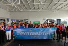 read news – Dunia Pariwisata Bakal Diramaikan Wisman China yang datang ke Batam Dinas Kebudayaan dan Pariwisata (Disbudpar) Kota Batam menyambut wisatawan mancanegara (wisman) pertama asal China. Mereka berjumlah 41 wisman ini datang melalui Pelabuhan Ferry Batam Centre, Sabtu (11/3/2023). (Foto : abyaqsa ramadan - batamtv.com)