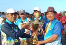 read news – Kejurda Atletik antar Pelajar Lingga 2023, Inilah sang Juara Umum Asisten II Setdakab Lingga, Zainal Abidin (kiri) menyerahkan piala Juara Umum kepada Ketua Korwil Singkep Barat Dan Kepulauan Polsek, Agus Kurniawan di Lapangan Lintas Atletik Kecamatan Singkep Pesisir, Kamis (16/3/2023). (Foto : abdi perdana - batamtv.com)