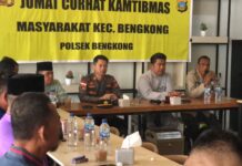 read news – Warga Khawatirkan Potensi Perang Sarung Remaja Kapolsek Bengkong Iptu Muhammad Rizqy Saputra (ketiga dari kanan) Jumat tanggal 17 Maret 2023 dalam giat Jumat Curhat Kamtibmas di wilayah Bengkong. (Foto : muhammad amin - batamtv.com)