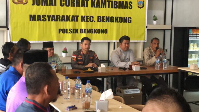 (Foto : muhammad amin - batamtv.com) Kapolsek Bengkong Iptu Muhammad Rizqy Saputra (ketiga dari kanan) Jumat tanggal 17 Maret 2023 dalam giat Jumat Curhat Kamtibmas di wilayah Bengkong. (Foto : muhammad amin - batamtv.com)