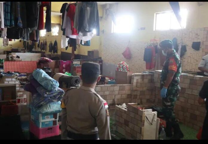 Razia gabungan bersama unsur TNI-Polri dalam rangka memperingati Hari Bhakti Pemasyarakatan ke-59, dilakukan di kamar Warga Binaan Lapas Narkotika Tanjungpinang Jum’at (17/03). (Foto : dwi susilo - batamtv.com)