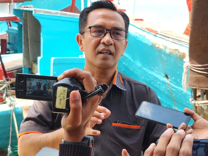 (Foto : muhammad amin - batamtv.com) Anggota Fraksi PKS DPRD KEpri Wahyu Wahyudin menyatakan meniolak pengesahan Perppu Cipta Kerja menjadi Undang-Undang. (Foto : muhammad amin - batamtv.com)