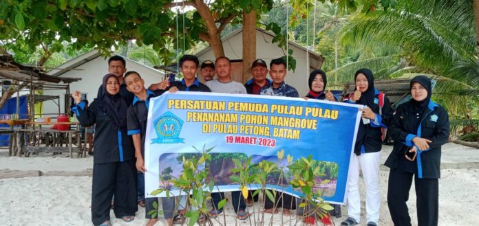 Perkumpulan Pemuda Pulau Pulau Kota Batam saat bersama warga Pulau Petong melakukan penanaman Mangrove Minggu (19/3/2023) (Foto : muhammad amin - batamtv.com)