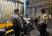 read news – Polsek Dabo Singkep Gelar Patroli Malam Dua orang personil Polsek Dabo Singkep melaksanakan patroli rutin malam hari di wilayah hukum Polsek Dabo Singkep, Kamis (24/3/2023) malam. (Foto : dwi susilo - batamtv.com)