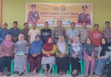 read news- Marak Curanmor, Ini Himbauan Kapolsek Sekupang Jum’at Curhat Kamtibmas dimanfaatkan oleh Kapolsek untuk mengajak masyarakat RW 11 Perumahan Taman Harapan Indah Kecamatan Sekupang selama bulan Ramadhan tahun 2023 untuk bersama menjaga situasi Kamtibmas, Jumat (24/3). (Foto : muhammad amin - batamtv.com)