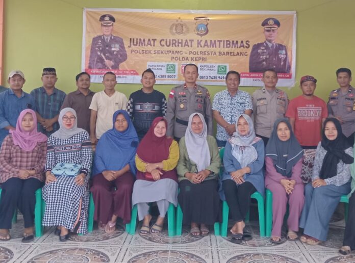   Jum’at Curhat Kamtibmas  dimanfaatkan oleh Kapolsek untuk mengajak masyarakat RW 11 Perumahan Taman Harapan Indah Kecamatan Sekupang selama bulan Ramadhan tahun 2023 untuk bersama menjaga situasi Kamtibmas, Jumat (24/3). (Foto : muhammad amin - batamtv.com)