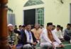 read news – Wabup Karimun Bersafari Ramadan dengan Warga di Kundur Utara Wakil Bupati Karimun H.Anwar Hasyim,M.Si (depan, kemeja putih) bersama rombongan melaksanakan safari ramadhan di Masjid Ma'nawiyah, Kelurahan Tanjung Berlian Kota, Kecamatan Kundur Utara, Kabupaten Karimun, Sabtu (25/3/2023). (Foto : abdi perdana - batamtv.com)