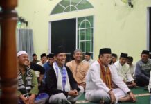read news – Wabup Karimun Bersafari Ramadan dengan Warga di Kundur Utara Wakil Bupati Karimun H.Anwar Hasyim,M.Si (depan, kemeja putih) bersama rombongan melaksanakan safari ramadhan di Masjid Ma'nawiyah, Kelurahan Tanjung Berlian Kota, Kecamatan Kundur Utara, Kabupaten Karimun, Sabtu (25/3/2023). (Foto : abdi perdana - batamtv.com)