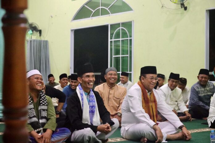 Wakil Bupati Karimun H.Anwar Hasyim,M.Si (depan, kemeja putih) bersama rombongan melaksanakan safari ramadhan  di Masjid Ma'nawiyah, Kelurahan Tanjung Berlian Kota, Kecamatan Kundur Utara, Kabupaten Karimun, Sabtu (25/3/2023). (Foto : abdi perdana - batamtv.com)