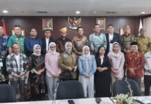 read news – Panitia Perancang Undang-Undang DPD RI Diskusi Bersama Gubernur Kepri Panitia Perancang Undang-Undang (PPUU) DPD RI di Kantor Graha Kepri, Batam Centre, Kamis (30/3). Tim dipimpin langsung Ketua Rombongan Dedi Iskandar Batu Bara (bertanjak) berfoto bersama Gubernur Kepri Ansar Ahmad. (Foto : abyaqsa ramadan)