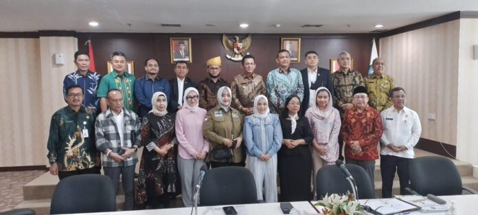 (Foto : abyaqsa ramadan) Panitia Perancang Undang-Undang (PPUU) DPD RI di Kantor Graha Kepri, Batam Centre, Kamis (30/3). Tim dipimpin langsung Ketua Rombongan Dedi Iskandar Batu Bara (bertanjak) berfoto bersama Gubernur Kepri Ansar Ahmad. (Foto : abyaqsa ramadan)