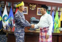 read news – Pangkoarmada 1 Sambangi Kantor Gubernur Ansar Ahmad Pejabat baru Pangkoarmada I Laksamana Muda TNI Erwin S. Aldedharma (kiri) bersua langsung dengan Gubernur Kepulauan Riau Ansar Ahmad di Kantor Gubernur Kepri di Dompak, Jumat (24/03). (Foto : dwi susilo - batamtv.com)
