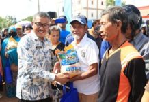 read news – Warga Keluhan Sembako tidak Terdistribusi Menyeluruh Setdako Batam , Jefridin saat membagikan sembako subsidi. (Foto : abyaqsa ramadan - batamtv.com)