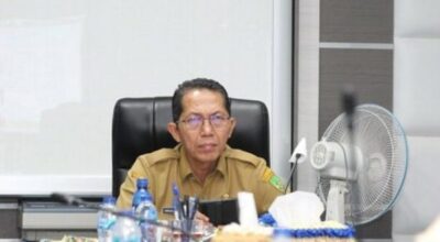 (Foto : abyaqsa ramadan - batamtv.com) Ketua Percepatan Pengentasan Stunting Kota Batam,Amsakar Achmad mengapresiasi para kadr pendamping keluarga stunting untuk terus menekan stunting di Batam, Senin ( 20/3/2023) (Foto : abyaqsa ramadan - batamtv.com)