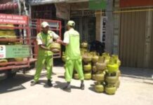 read news – Warga Batuaji dan Sagulung Masih Alami Kekurangan Gas 3 Kg Dua petugas nampak menurunkan pasokan gas elpiji di Batuaji . (Foto : abyaqsa ramadan - batamtv.com)
