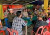 read news -Warga Teluk Air Karimun Keluhkan Suara Bisin Motor Racing Suasana saat Kapolsek Balai Kompol Edy Wiyanto, S.H, MH, menyambangi langsung tokoh masyarakat, ketua RT dan Ketua RW dan masyarakat lainnya di Kedai Prata Simpang empat Masjid Baitul Rahman Teluk Air Karimun, Jumat (03/03/2023). ( Foto: abdi perdana - batamtv.com )