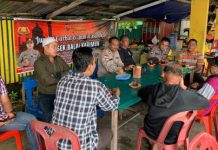 read news -Warga Teluk Air Karimun Keluhkan Suara Bisin Motor Racing Suasana saat Kapolsek Balai Kompol Edy Wiyanto, S.H, MH, menyambangi langsung tokoh masyarakat, ketua RT dan Ketua RW dan masyarakat lainnya di Kedai Prata Simpang empat Masjid Baitul Rahman Teluk Air Karimun, Jumat (03/03/2023). ( Foto: abdi perdana - batamtv.com )