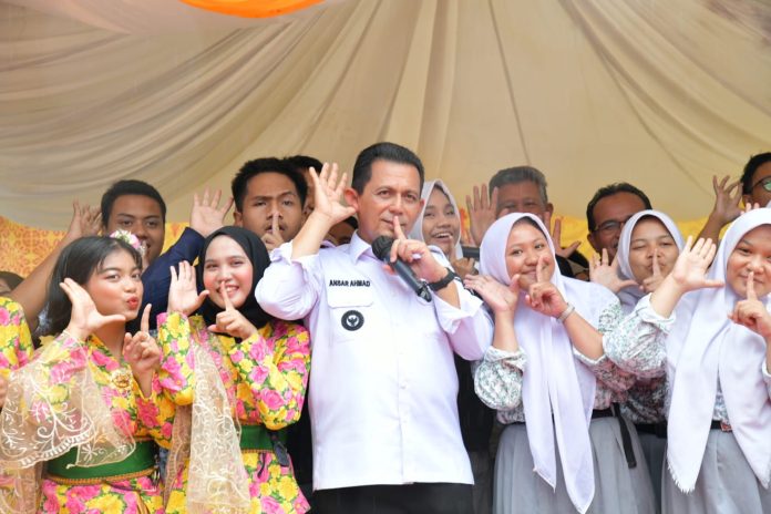  Bimbingan dan Pelatihan Kepala Sekolah & Wakil tingkat SMA/SMK Se-Kota Batam bertempat di SMAN 1 Sekupang Kota Batam, Kamis (2/3) dibuka Gubernur Kepri, Ansar Ahmad. ( Foto : abyaqsa ramadana - batamtv.com)