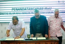 read news – Universitas Islam Riau dan Pemkab Karimun Teken MoU Bupati Karimun Dr H Aunur Rafiq S.Sos M.Si (kiri) saat melakukan penandatanganan dengan Wakil Rektor I UIR Dr. H. Syafhendry, M.Si. Pemerintah Kabupaten Karimun, Provinsi Kepulauan Riau melakukan penandatanganan Memorandum of Understanding (MoU) atau kesepakatan bersama dengan Universitas Islam Riau (UIR) di Ruang Rapat lantai II Rektorat UIR Pekanbaru, Kamis (2/3/2023). (Foto : abdi perdana - batamtv.com)