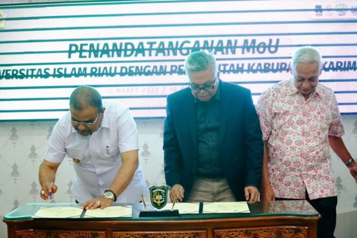 (Foto : abdi perdana - batamtv.com) Bupati Karimun Dr H Aunur Rafiq S.Sos M.Si (kiri) saat melakukan penandatanganan dengan Wakil Rektor I UIR Dr. H. Syafhendry, M.Si. Pemerintah Kabupaten Karimun, Provinsi Kepulauan Riau melakukan penandatanganan Memorandum of Understanding (MoU) atau kesepakatan bersama dengan Universitas Islam Riau (UIR) di Ruang Rapat lantai II Rektorat UIR Pekanbaru, Kamis (2/3/2023). (Foto : abdi perdana - batamtv.com)