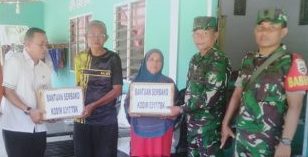 (Foto : abdi perdana-batamtv.com) Danramil 01/ Balai Kapten Inf Parianto (kedua dari kanan) mewakili Dandim 0317/TBK menyerahkan bantuan Rabu (8/3/2022) sebagai bentuk kepedulian Kodim 0317/TBK terhadap masyarakat yang terdampak musibah yang ada di wilayah jajaran Kodim 0317/ TBK. (Foto : abdi perdana-batamtv.com)