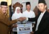 read news – Insentif untuk Tokoh Agama Diserahkan Secara Simbolis Setdako Batam Setdako Batam, Jefridin melakukan penyerahan insentif secara simbolis kepada perwakilan Ikatan Persaudaraan Imam Masjid (IPIM) Kota Batam, Persatuan Mubaligh Kota Batam (PMB) dan Badan Musyawarah Guru Al Qur’an (BMGQ) Kota Batam, Senin (27/03/2023). (Foto : abyaqsa ramadan - batamtv.com)