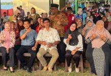 read news – Warga Bulang Tajungpinang Berharap Dibantu Alat Tangkap Ikan Anggota DPRD Kepri , Lis Darmansyah (beridiri-berkopiah) saat menghadiri reses di Kampung Bulang Tanjungpinang, pada Senin(14/3) sore. (Foto : dwi susilo - batamtv.com)