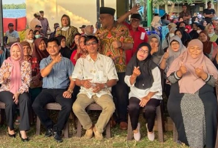 Anggota DPRD Kepri , Lis Darmansyah (beridiri-berkopiah) saat menghadiri reses di Kampung Bulang Tanjungpinang, pada Senin(14/3) sore. (Foto : dwi susilo - batamtv.com)