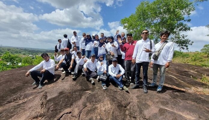 Inilah para anggota kelompok sadar wisata (pokdarwis) dan kelompok masyarakat pengelola tempat wisata beserta Jajaran Disbudpar Kota Tanjungpinang saat berkunjung ke sejumlah destinasi wisata di Tanjungpinang, Kamis (16/3/2023) (Foto : dwi susilo - batamtv.com)