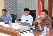 read news – Setdako Batam Buka Rapat Forum Penataan Ruang Setdako Batam Jefridin memaparkan bahwa PKKPR ditetapkan sebagai salah satu persyaratan dasar dalam perizinan berusaha, sesuai yang tertuang dalam Peraturan Pemerintah Nomor 21 Tahun 2021 mengenai Penyelenggaraan Penataan Ruang,” di Lt.4 Kantor Wali Kota Batam, pada Jumat (10/3/2023). (Foto : muhammad amin - batamtv.com)