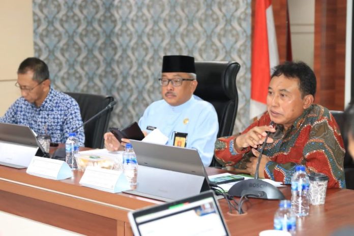 Setdako Batam Jefridin memaparkan bahwa PKKPR ditetapkan sebagai salah satu persyaratan dasar dalam perizinan berusaha, sesuai yang tertuang dalam Peraturan Pemerintah Nomor 21 Tahun 2021 mengenai Penyelenggaraan Penataan Ruang,”  di Lt.4 Kantor Wali Kota Batam, pada Jumat (10/3/2023). (Foto : muhammad amin - batamtv.com)