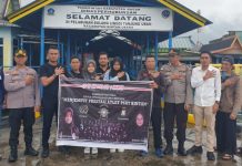 read news – Dua Pesilat dari Bintan Ikuti Kapolri Cup 1 Dua atlet pencak silat dari Persaudaran Setia Hati Terate (PSHT) Bintan yang akan bertanding pada ajang Kapolri Cup I tahun 2023 di Jakarta ini dilepas oleh Ketua Persatuan Wartawan Indonesia (PWI) Kabupaten Bintan. Bersama dua atlet didampingi dua pendamping dari Polres Bintan, Kamis (2/23/2023). (Foto: dwi susilo-batamtv.com)