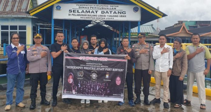 Dua atlet pencak silat dari Persaudaran Setia Hati Terate (PSHT) Bintan yang akan  bertanding pada ajang Kapolri Cup I tahun 2023 di Jakarta ini dilepas oleh Ketua Persatuan Wartawan Indonesia (PWI) Kabupaten Bintan.  Bersama dua atlet didampingi  dua pendamping dari Polres Bintan, Kamis (2/23/2023). (Foto: dwi susilo-batamtv.com)    