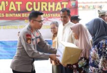 read news – Warga Toapaya Keluhkan Aksi Trek-trekan para Pemuda Kapolres Bintan, AKBP Riky Iswayo, dalam pertemuan dengan masyarakat Desa Toapaya Selatan pada Jum’at (24/03/2023) menyerahkan bantuan ke warga . (Foto : abdi perdana - batamtv.com)